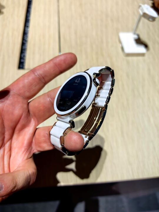 Huawei jaunumu prezentācija Barselonā - spēlē golfu, nirsti līdz 100 metriem un pie viena izmēri asinsspiedienu!