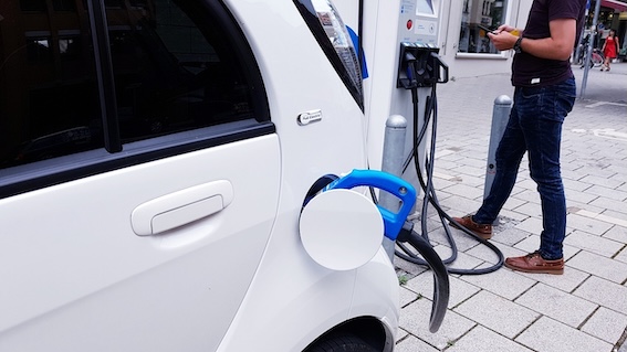 Auto ar iekšdedzes dzinēju dēļ tukšas bākas ceļa malā paliek četras reizes biežāk kā elektroauto ar tukšu bateriju