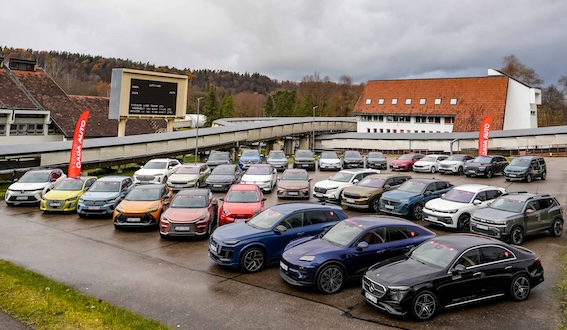 Trīsdesmit divi dažādu ražotāju dažādi modeļi uzsāk cīņu par Latvijas Gada auto 2025 titulu. Par kuru balsotu jūs?