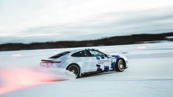 Vadāma sānslīde 46 minūtes un gandrīz 18 kilometri! Tas ir Porsche Taycan, mazulīt!