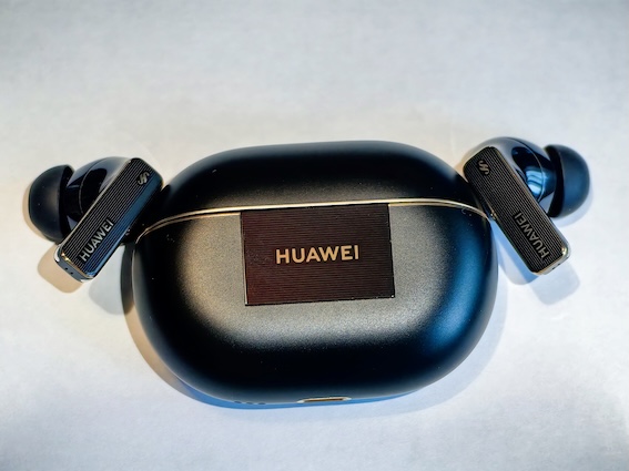 Zvans mammai no vētrainas ballītes ar Huawei Freebuds 4 Pro - mammū, es te no bibliotēkas zvanu!
