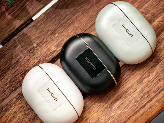 Zvans mammai no vētrainas ballītes ar Huawei Freebuds 4 Pro - mammū, es te no bibliotēkas zvanu!