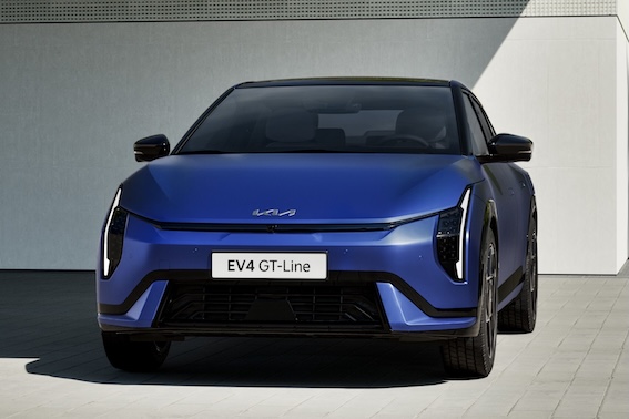 Kia EV4 Latvijā ieradīsies jau šā gada septembrī. Pilnībā uzlādētam EV4 hečbekam maksimālā tāldarbība ir 590 km.