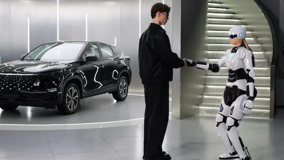 Glīta robotmeitene jūs sagaidīs auto veikalā un palīdzēs izvēlēties kāroto sapņu automobili!