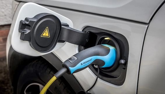 Hibrīdus pērk kā karstus pīrādziņus, elektromobiļi Latviju iekaro jūtami lēnāk!
