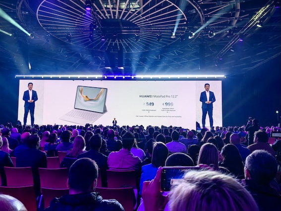 Huawei jaunākās tehnoloģijas starp turku kebabiem, Frankfurtes desiņām un Brandenburgas vārtiem! VIDEO