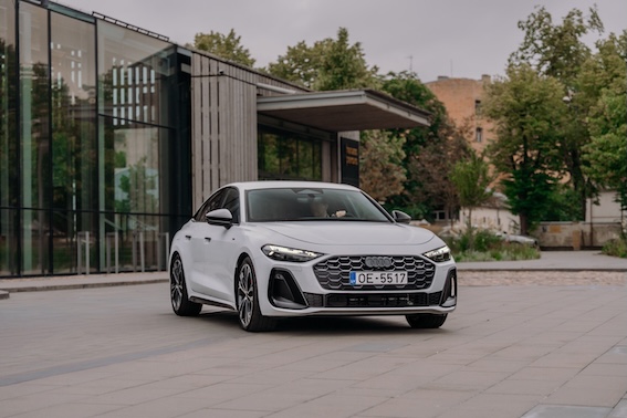 Latvijā jau pieejams jaunais Audi A5 e-hybrid, kas savu pasaules pirmizrādi piedzīvoja šī gada martā.