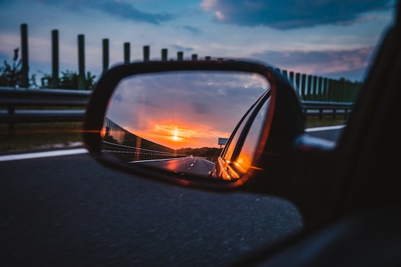 Draugi! Sargājiet savu automobiļu spoguļus, lukturus un pat valsts numura zīmes!